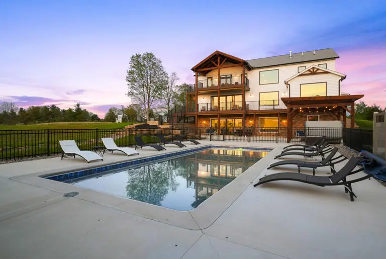 Heavenly View Farmhouse Outdoors