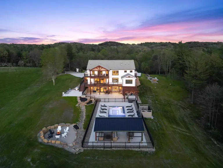 Heavenly View Farmhouse Outdoors