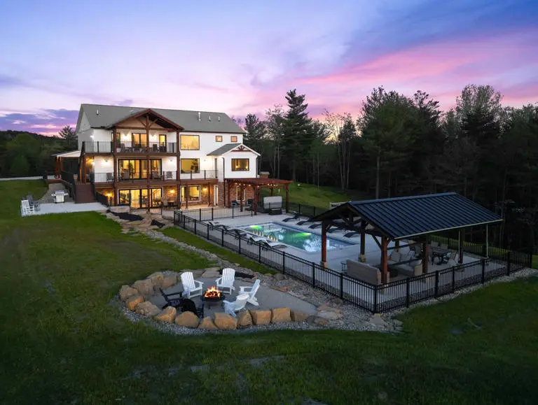 Heavenly View Farmhouse Outdoors