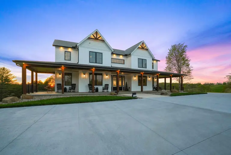 Heavenly View Farmhouse Outdoors