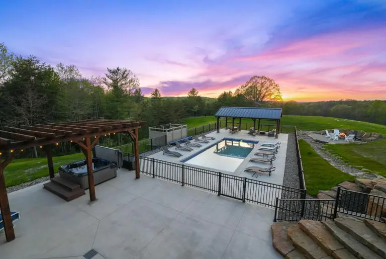 Heavenly View Farmhouse Outdoors