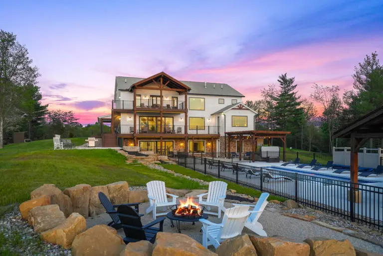 Heavenly View Farmhouse Outdoors